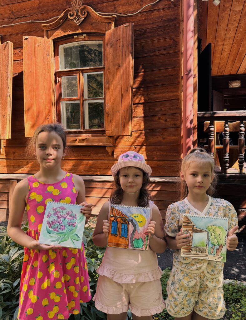 дети с рисунками возле музея Борисова - Мусатова